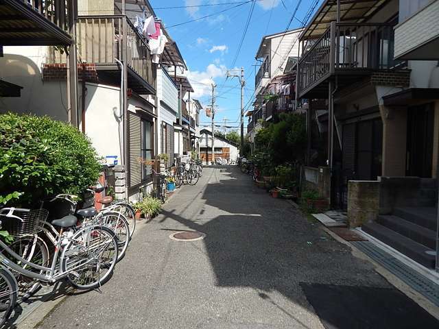 一部道幅が狭くやや入り組んでいますが、静かで落ち着いた雰囲気の街並み。