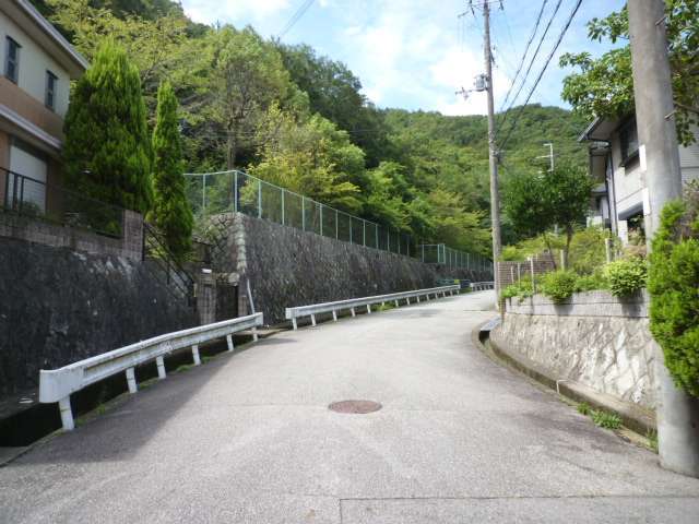 高台のため、坂道が多いです。