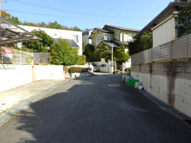 第1種低層住居専用地域に指定され、一戸建てが立ち並んでいます。