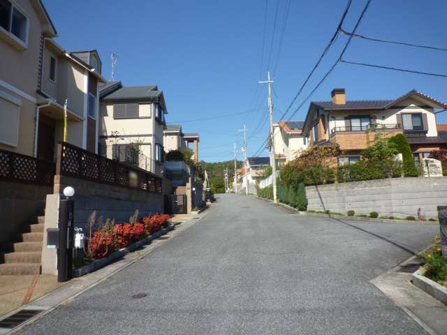 閑静な住環境が魅力のエリアで、道路幅は広くゆったりしています。