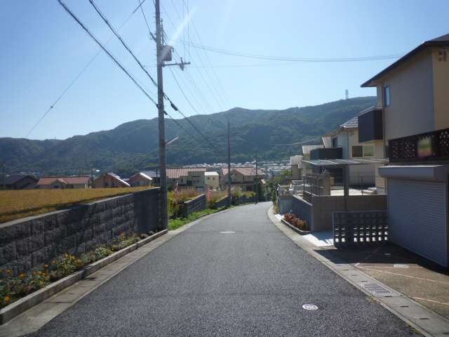 山の緑に囲まれた自然豊かな住環境が魅力。野鳥の姿もよく見られます。