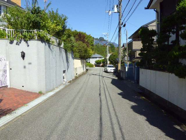 周囲は山の木々に囲まれ、すぐ南側を『武庫川』が流れており四季の移ろいを身近に感じられる住環境。