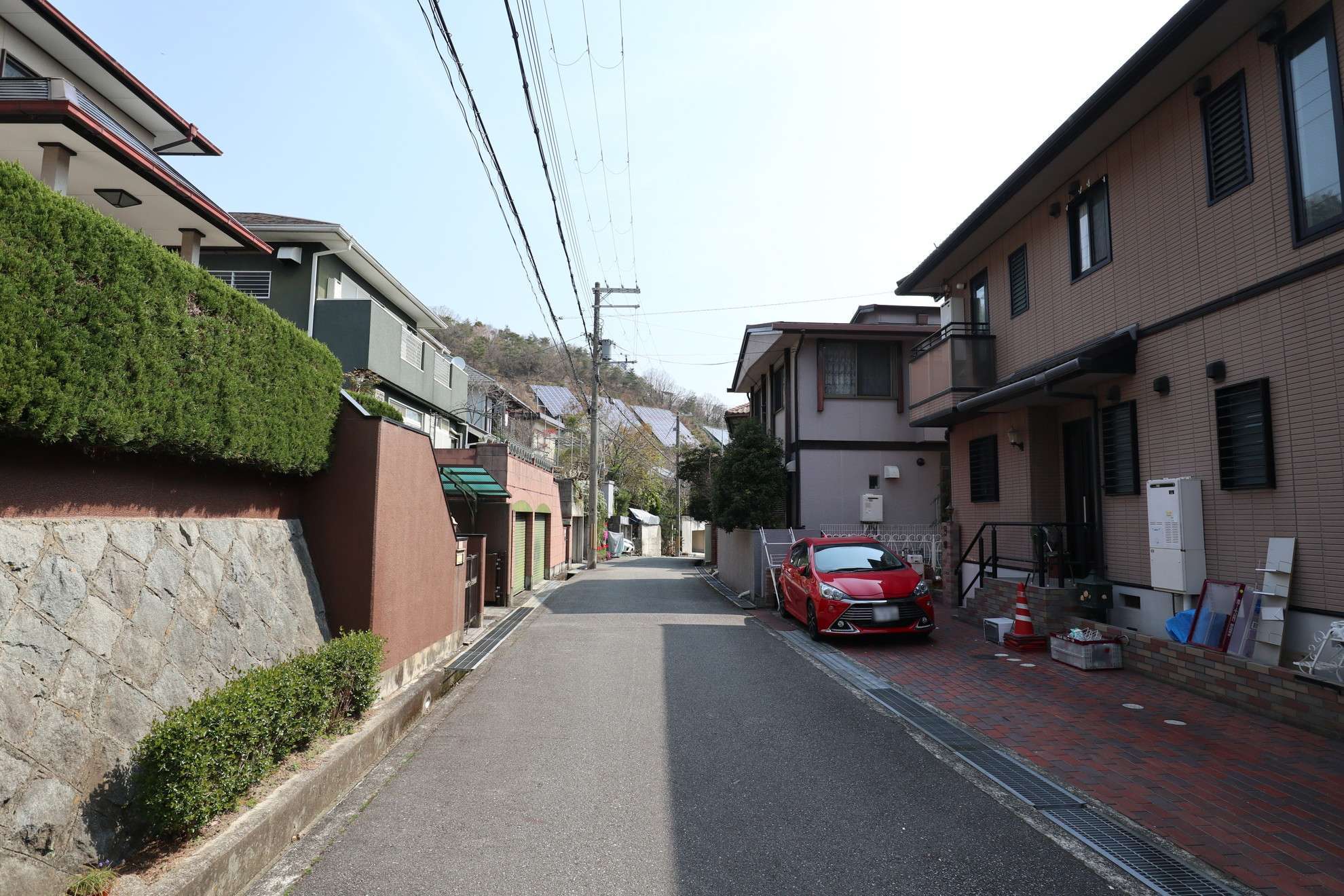 第1種低層住居専用地域に指定されており、整った区画に敷地の広い一戸建てが並んでいます。