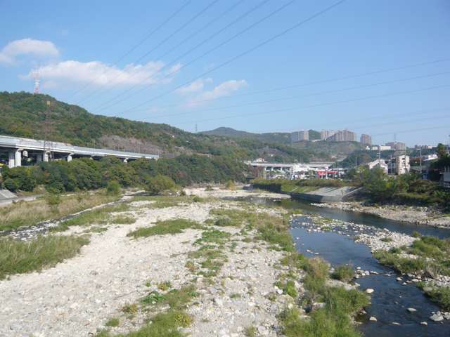 宝塚市・西宮市・伊丹市・尼崎市を流れる『武庫川』。この上流域は岩場やゴツゴツとした岸壁が渓谷の様相です。