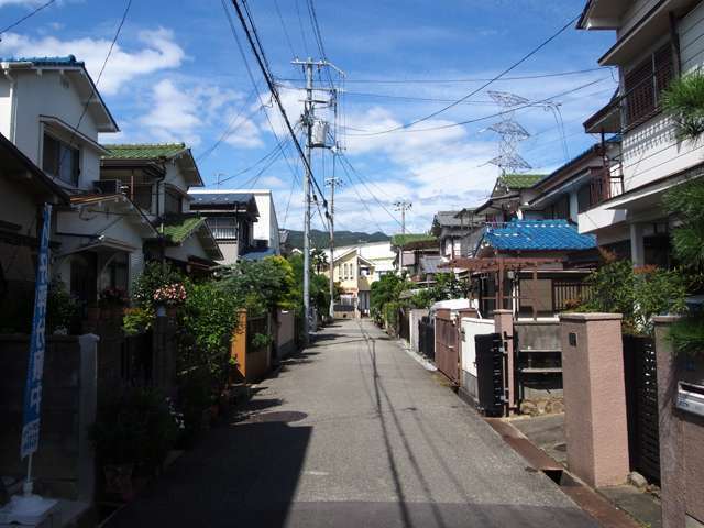 生垣のある家が多く緑豊か。一戸建てが中心に立ち並び落ち着いた雰囲気です。