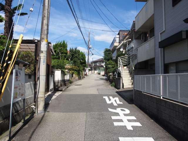 町中には坂道がありますが、緩やかで自転車での移動も十分可能です。