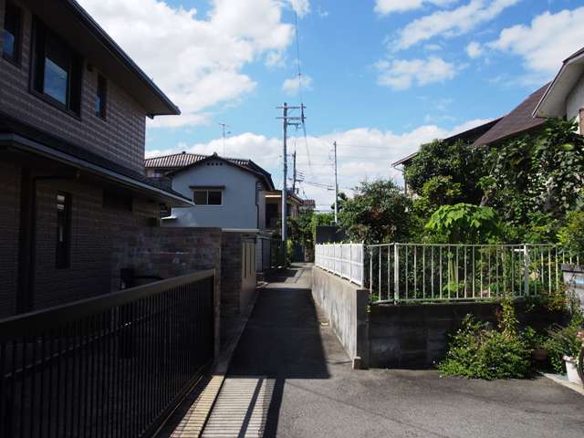全体的に入り組んだ街並み。道幅が狭く、車の通行が不可能な小道もありますが、閑静な住環境が魅力です。