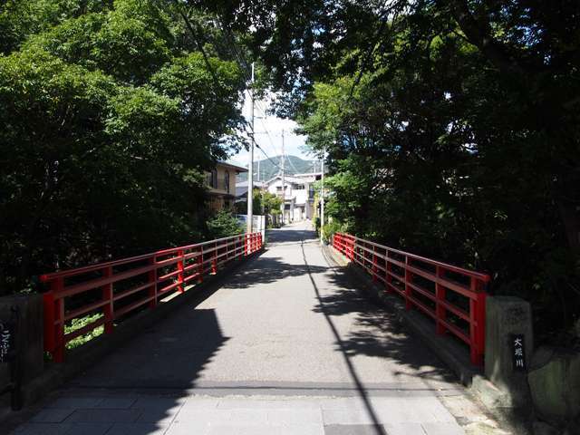 大堀川を渡る県道142号線の橋。川の両岸には木が茂り、川のせせらぎが聞こえてくる自然豊かな場所です。