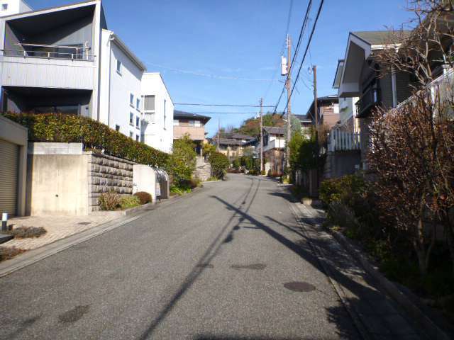 高台に位置するため、自転車での移動は不向きです。