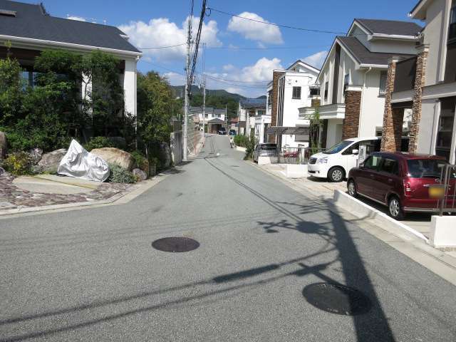 長尾連山の中腹に広がる町。高台のため、駅からの道のりは急勾配の坂道。