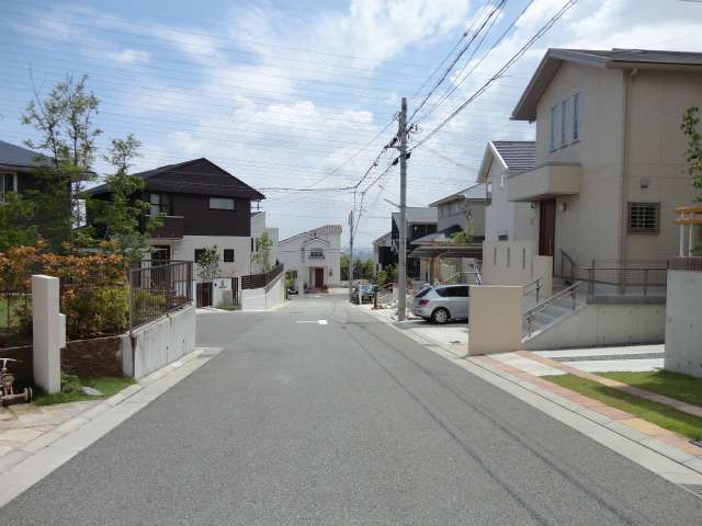 第1種低層住居専用地域 に指定され、敷地の広い一戸建てが整然と立ち並んでいます。