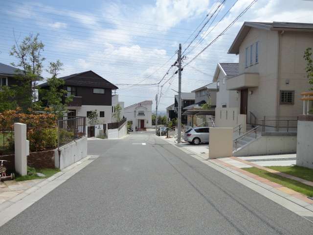 第1種低層住居専用地域　に指定され、敷地の広い一戸建てが整然と立ち並んでいます。