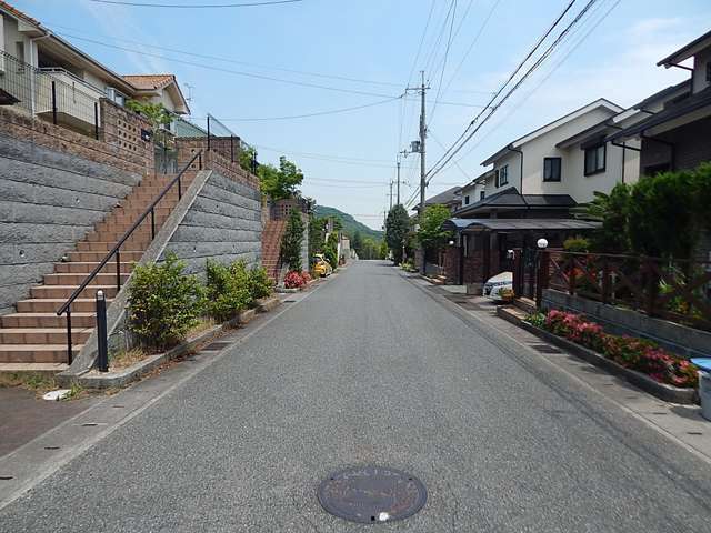 区画の整った街並みで、敷地の広い一戸建てが多く立ち並んでいます。