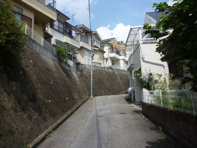 町中に坂道が多く、一戸建てが中心に立ち並んでいます。