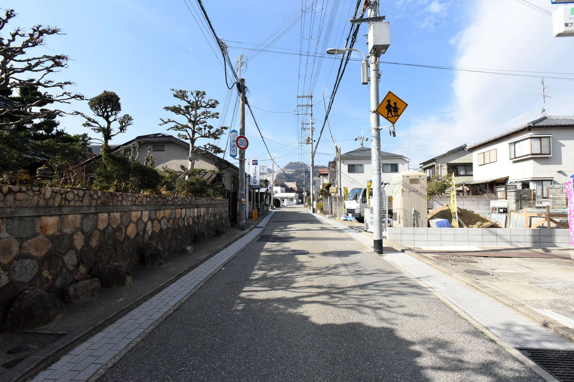 六甲山系と長尾連山の間に位置し、自然豊かな住環境が魅力。