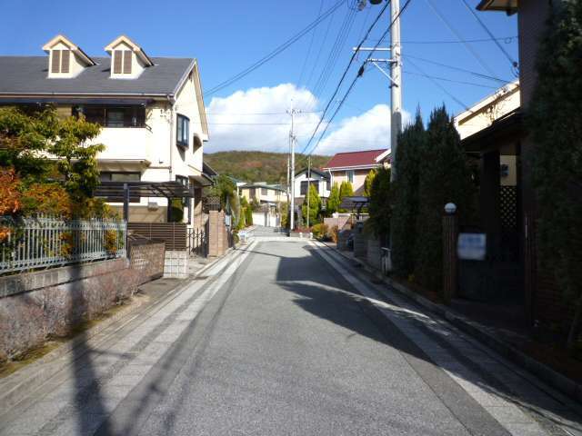 高台のため、アップダウンはありますが、生垣や植栽のある家が多く、また周りを自然林に囲まれた緑豊かな街並みです。