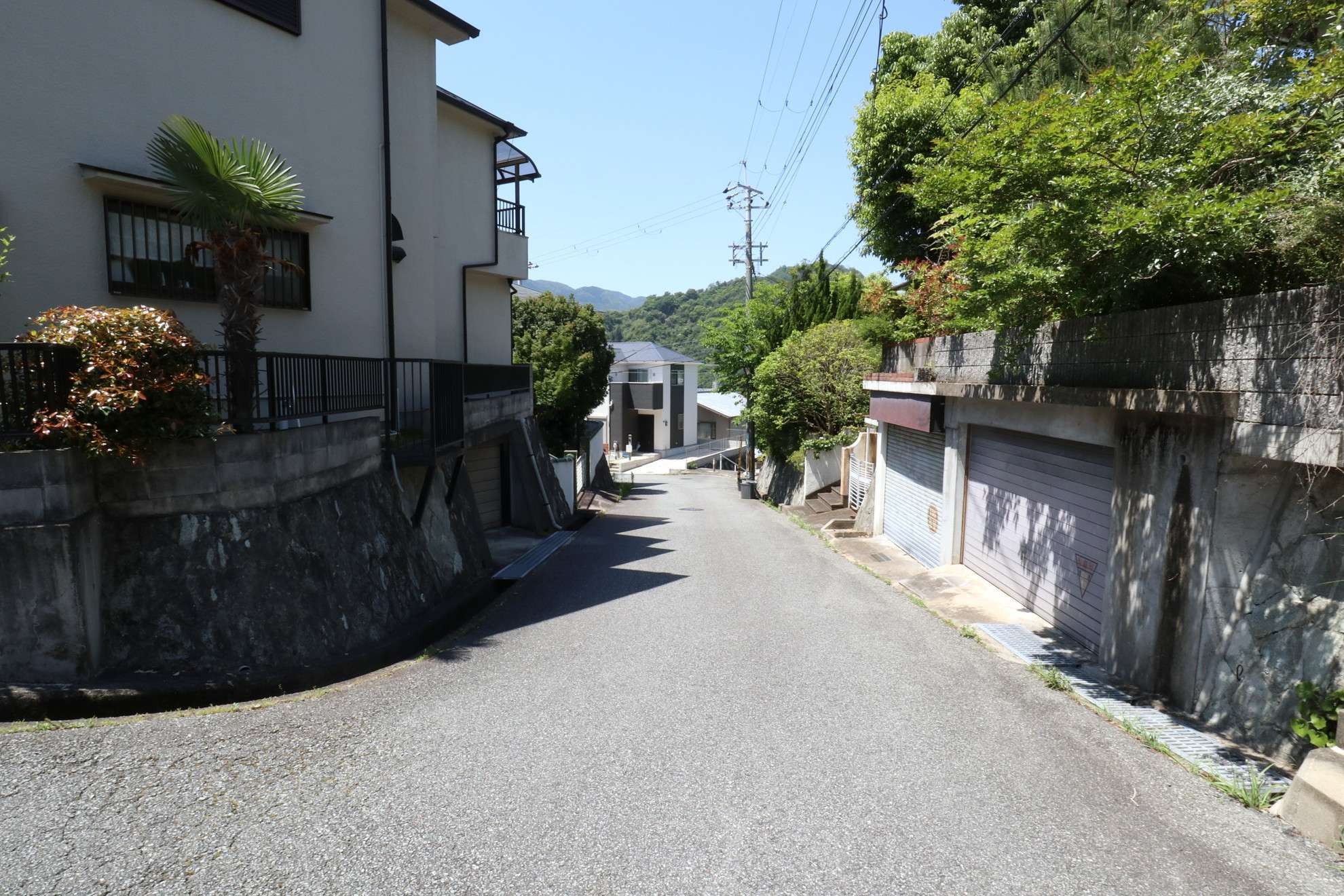 高台のため、駅からの道のりは勾配の急な坂道。
