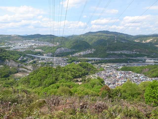 六甲山系から生瀬高台、青葉台、花の峯など住宅地を見下ろす。中央付近に武庫川、中国自動道が見えます。