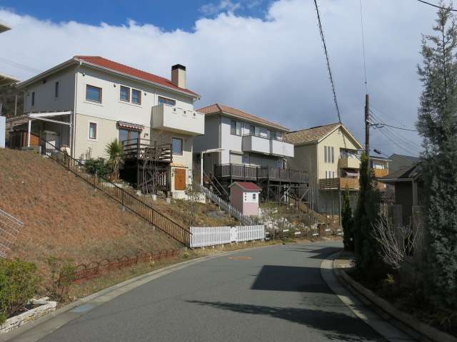 敷地の広い一戸建てが多く立ち並んでいます。