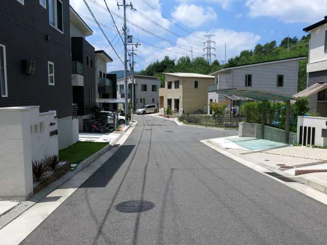 高台のため、駅からの道のりは坂道。