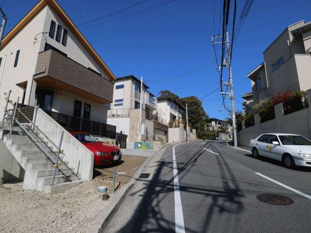 道幅が広くすっきりとした印象の街並み。