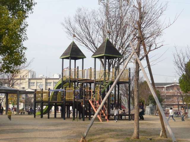 町から少し南に行ったところにある、『あらきの森公園』。桜の木がたくさん植えられており、春になるとお花見が楽しめるスポット。