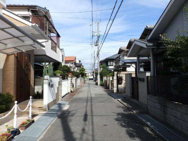 地勢は平坦、ところどころに田畑が残り、のどかな雰囲気の街並みです。