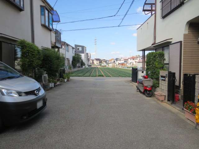 田畑が点在していて、のどかな雰囲気があります。