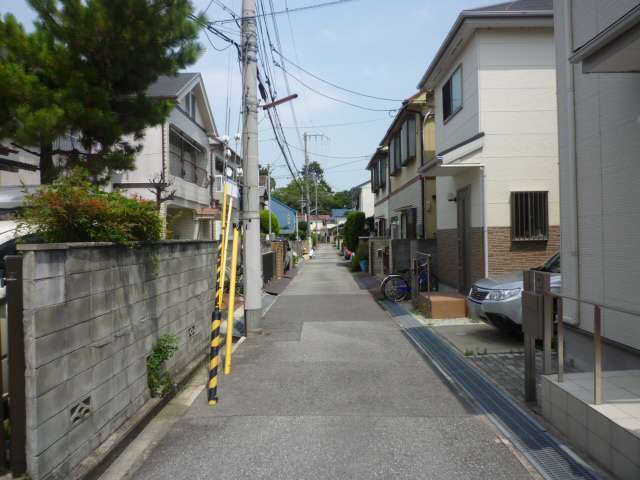 道幅は狭いですが、静かな住環境が魅力です。