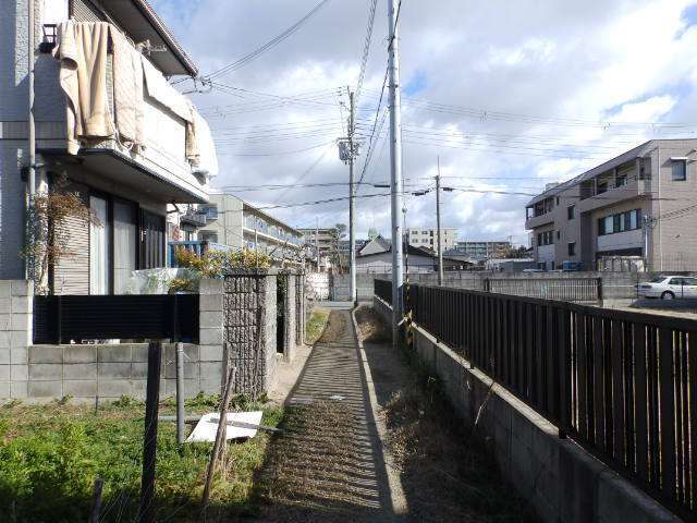 概ね区画の整った街並みで、一戸建てや低層のマンションなどが混在しています。