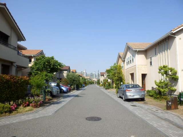 敷地の広い一戸建てが整然と立ち並んでいます。