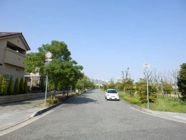 地勢はフラット。通りには街路樹が並び、緑の潤いがあります。