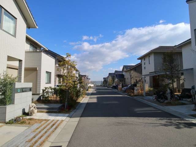 敷地の広い一戸建てが整然と立ち並び、電柱類が地中化された美しい街並みです。