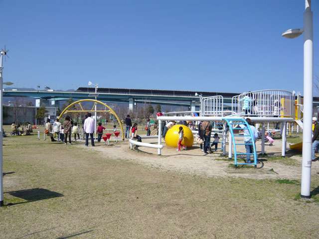 町の北西側に位置する、『芦屋市総合公園』。緑いっぱいの公園です。