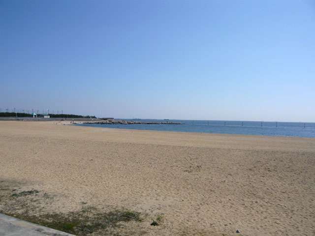 芦屋市総合公園の南側にある人工の砂浜です。たいへんきれいな砂浜なので、散歩や波打ち際での水遊びが楽しめます。