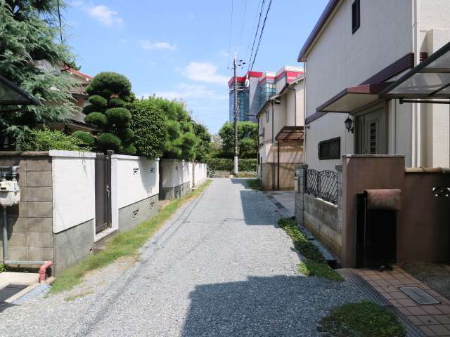 町の南西部を西方向から見た景色。未舗装の狭い街路沿いに一戸建てが並んでいます。