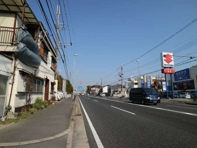 近くを走る国道171号線の道路沿いには飲食店や商業施設が多く並び、すぐ近くには住友電気工業の大きな工場が広がっています。