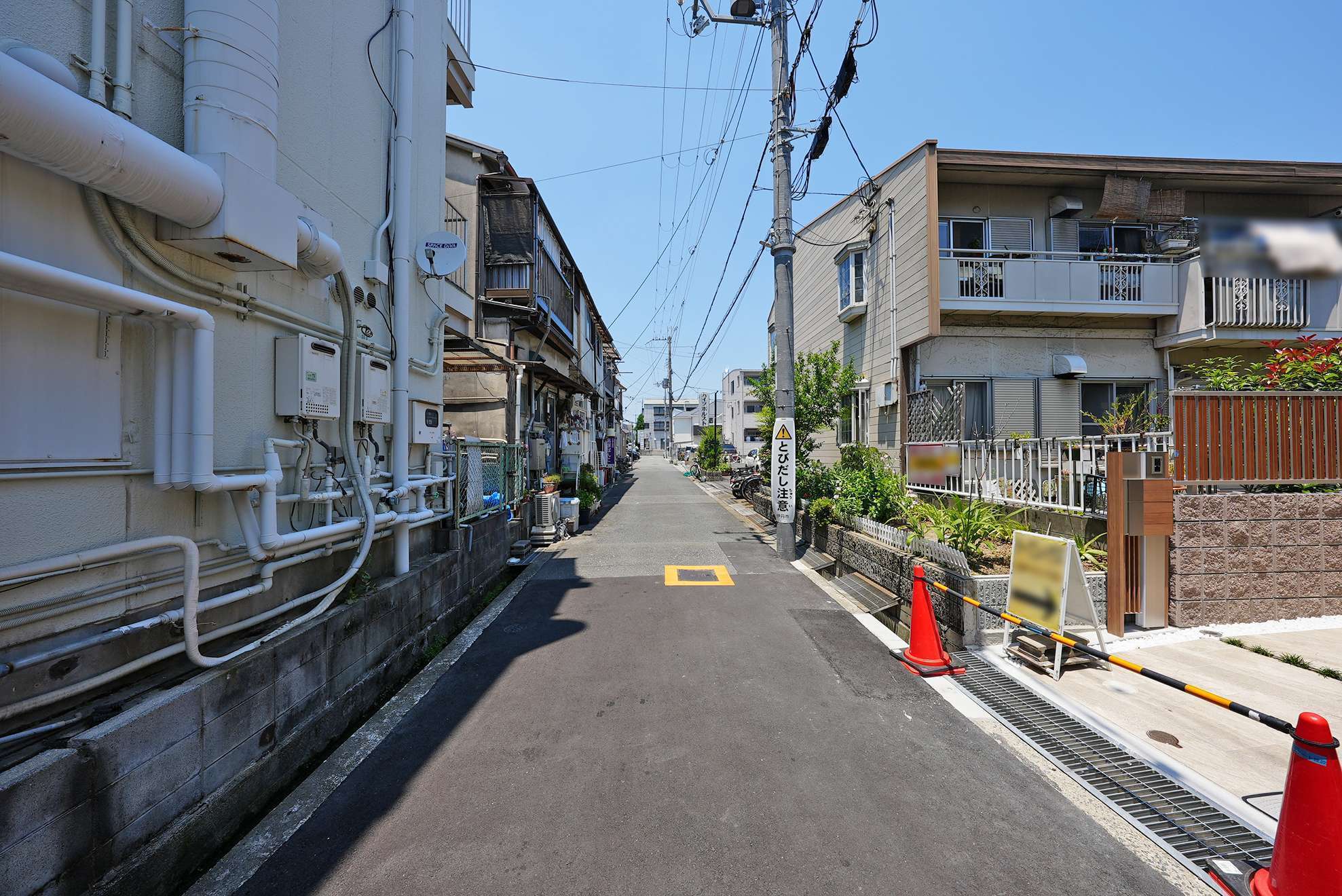 狭い街路沿いに一戸建てが建ち並ぶ、閑静な住宅街です。