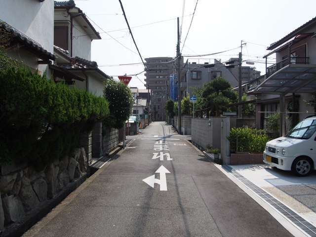 道幅は狭いですが、区画の整ったすっきりした印象の街並み。