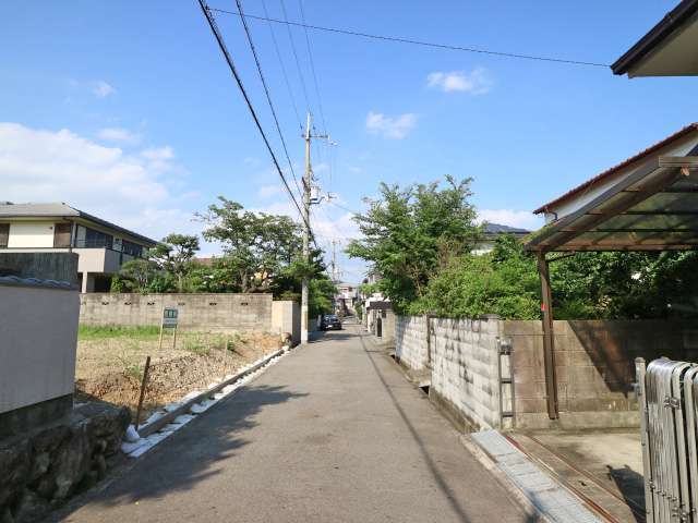 道幅の狭い場所もありますが、区画の整った街並みです。