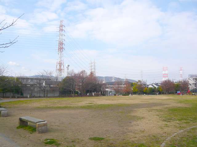 『十六名公園』は、伊丹市西野1丁目にある公園です。約1.6haの広さがあり、広々とした芝生広場が特徴です。