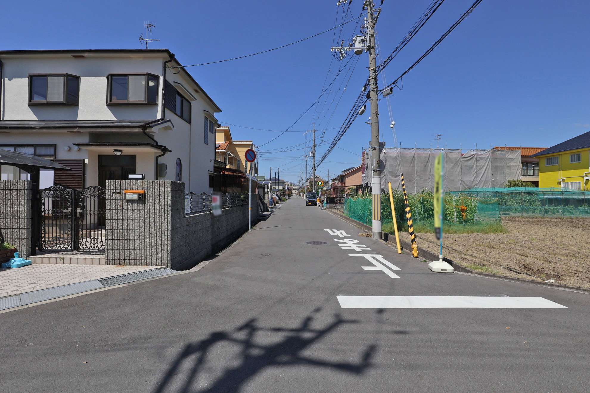 周辺の道幅は広く、区画もすっきりとしており、地勢は平坦。