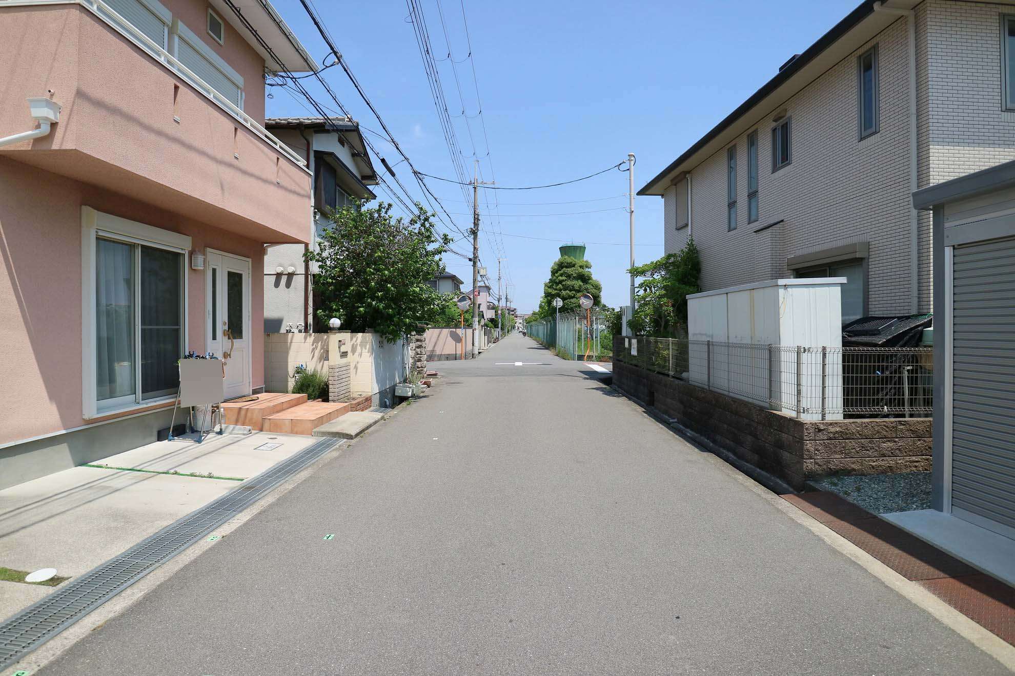 区画の整ったすっきりとした街路。