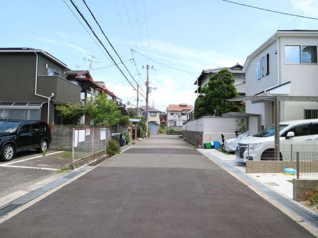 区画の整った住宅地。道幅が広く、地勢は平坦です。