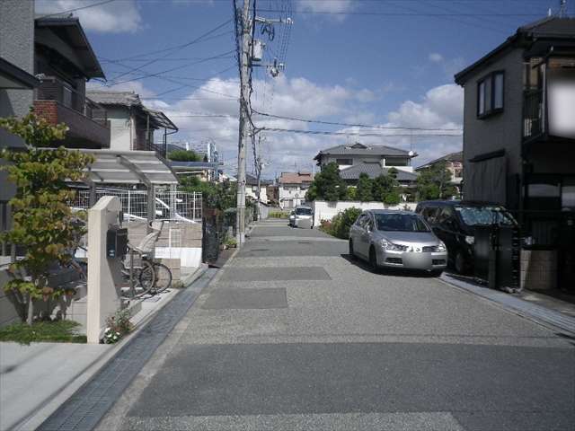 町の南部を南西方向から見た景色。一戸建てが並んでいます。