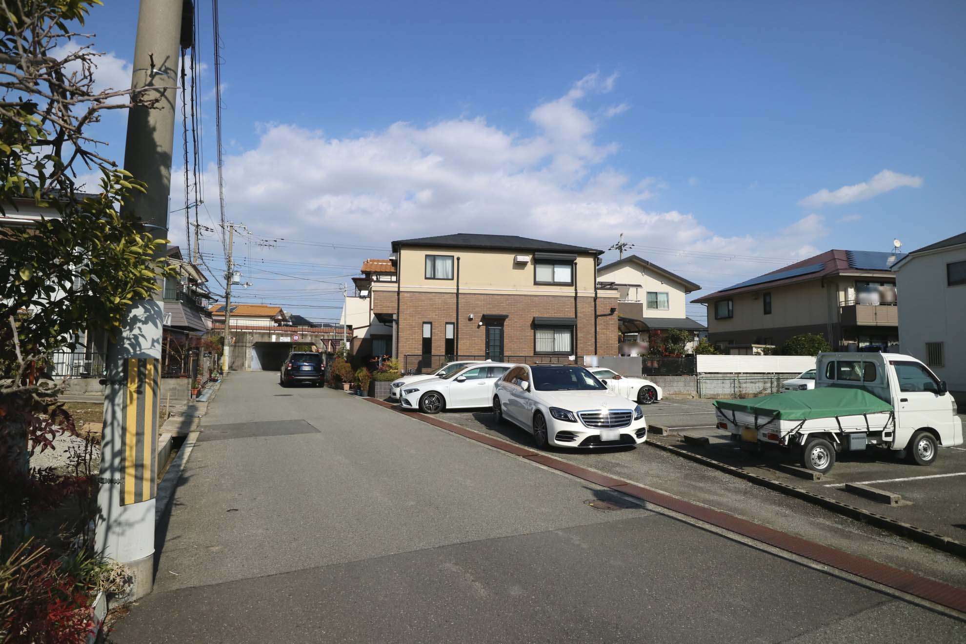 地勢は平坦、道幅が広く自転車での移動がラクにできる立地。