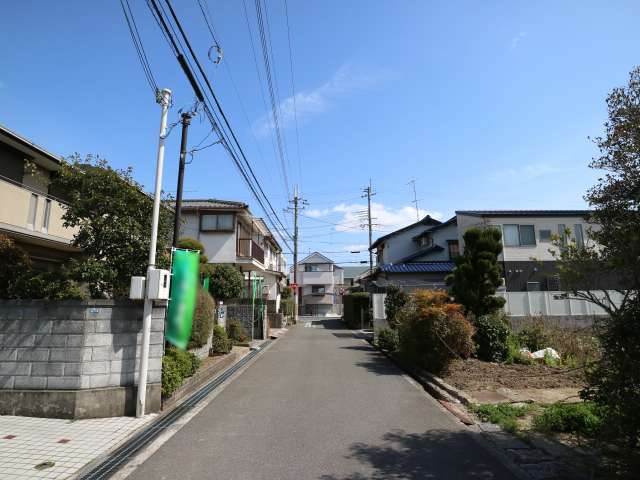 一戸建てや低層のマンションが立ち並んでいます。