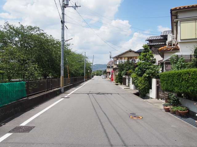 『天神川』沿い。生垣のある家も多く、たいへん緑豊かな街並み。