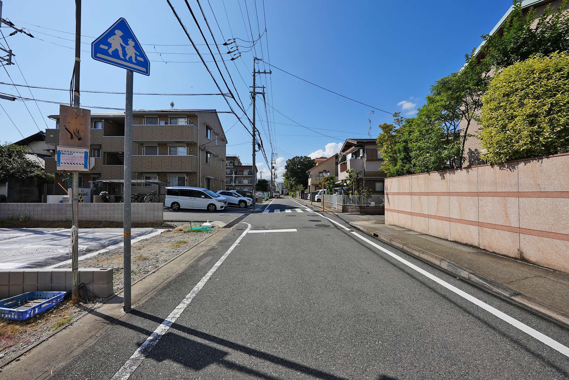 一戸建てやマンションが立ち並ぶ住宅地。