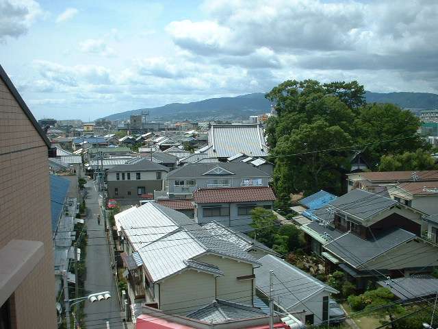 『緑ヶ丘』遠景。『緑ヶ丘公園』や『瑞ヶ丘公園』などに近く、緑豊かな住環境です。